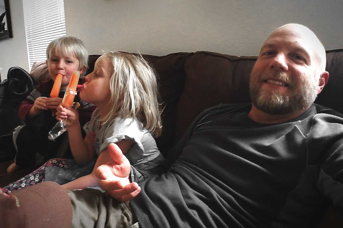 Cameron and Emma eating popsicles